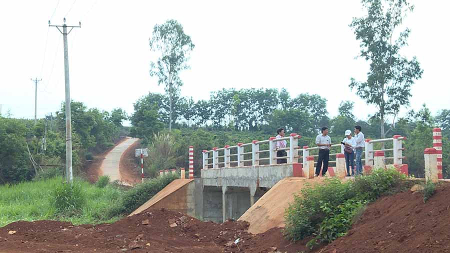  Hệ thống giao thông ở xã Hneng được đầu tư xây dựng giúp người dân đi lại thuận lợi. Ảnh: Lê Na