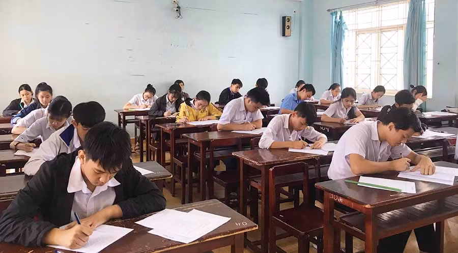  Học sinh tham gia thi vào lớp 10 Trường THPT chuyên Hùng Vương, năm học 2019-2020.Ảnh N.G 