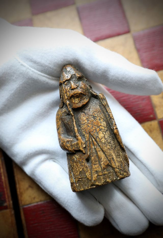 Quân cờ cũ mua bằng tiền lẻ bất ngờ trở thành báu vật có giá tiền tỷ  Quân cờ cũ mua bằng tiền lẻ bất ngờ trở thành báu vật có giá tiền tỷ