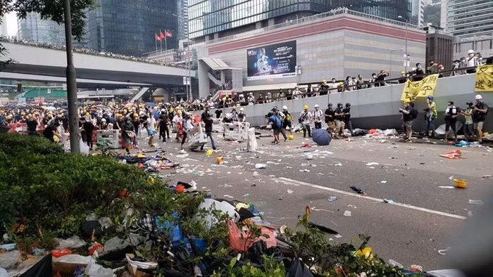 Cảnh sát Hong Kong đã phải tuyên bố “tình trạng bạo động” trong đợt biểu tình thứ hai ngày 12-6 phản đối dự luật dẫn độ. Ảnh: SCMP