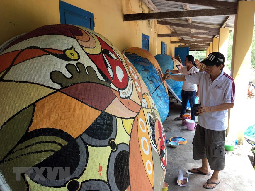 Những tác phẩm hội họa nhiều màu sắc, độc đáo được các họa sỹ thể hiện trên những chiếc thuyền thúng. Những tác phẩm hội họa nhiều màu sắc, độc đáo được các họa sỹ thể hiện trên những chiếc thuyền thúng.