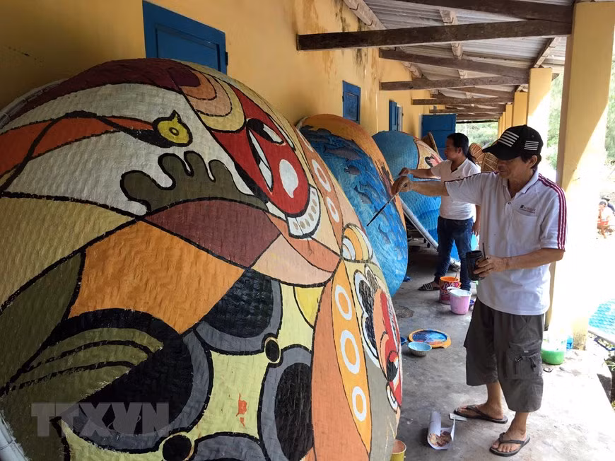 Những tác phẩm hội họa nhiều màu sắc, độc đáo được các họa sỹ thể hiện trên những chiếc thuyền thúng. Những tác phẩm hội họa nhiều màu sắc, độc đáo được các họa sỹ thể hiện trên những chiếc thuyền thúng.