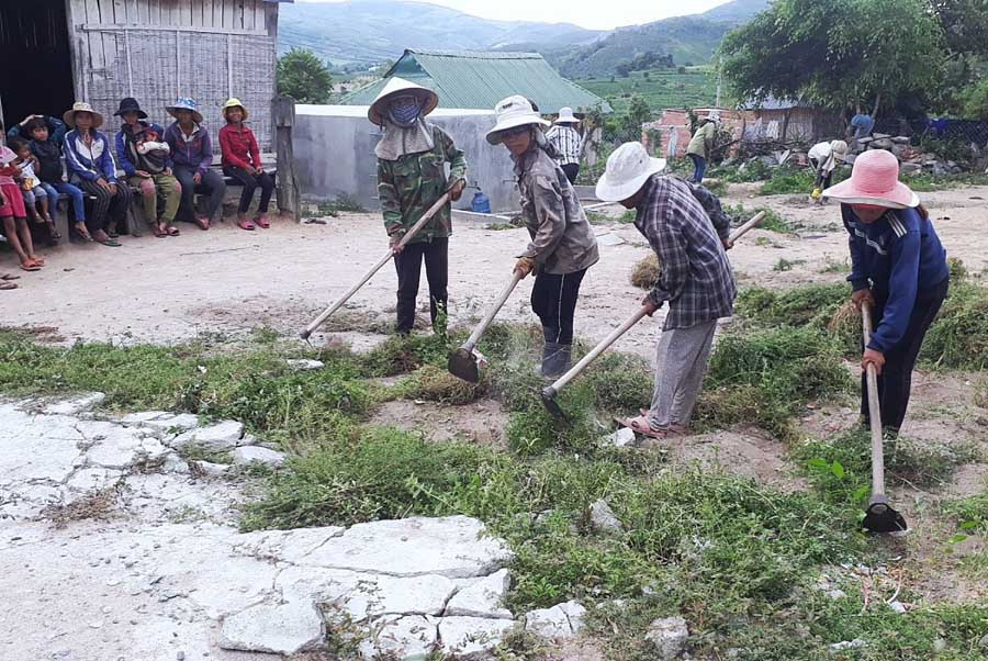 Phụ nữ tham gia các hoạt động xây dựng NTM. Ảnh: N.B Phụ nữ tham gia các hoạt động XD NTM. Ảnh: N.B