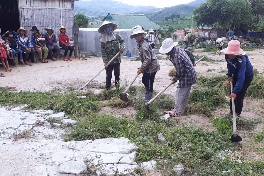 Phụ nữ tham gia các hoạt động XD NTM. Ảnh: N.B