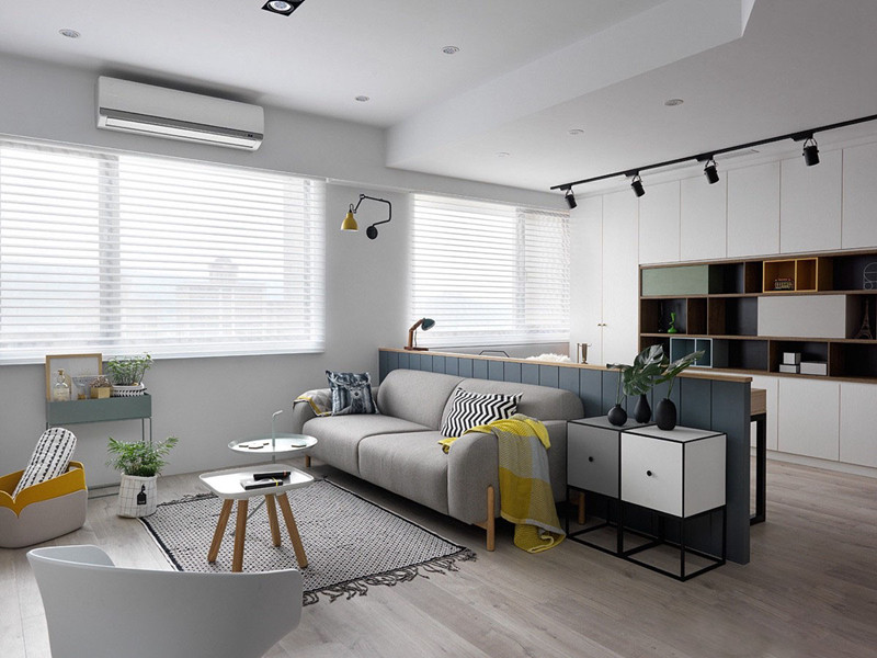 Chăn màu vàng trải nhẹ trên ghế sofa, giúp phòng khách không bị nhàm chán.  Chăn màu vàng trải nhẹ trên ghế sofa, giúp phòng khách không bị nhàm chán.