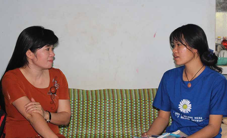  Cô Nguyễn Thị Huệ (bìa trái) thường xuyên gần gũi, hỏi han tình hình học tập của học sinh nghèo khu nội trú. Ảnh: N.G