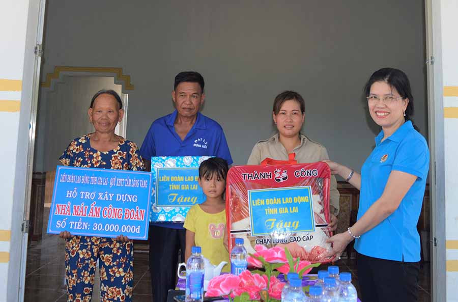 Bà Trần Lệ Nhung-Chủ tịch Liên đoàn Lao động tỉnh (bìa phải) trao nhà “Mái ấm Công đoàn” cho gia đình chị Đinh Thị Hiệp (xã Ia Piơr, huyện Chư Prông). Ảnh.: Đ.Y