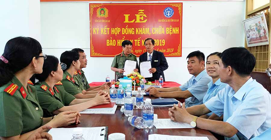 Đại diện hai đơn vị ký hợp đồng khám chữa bệnh BHYT. Ảnh: N.N