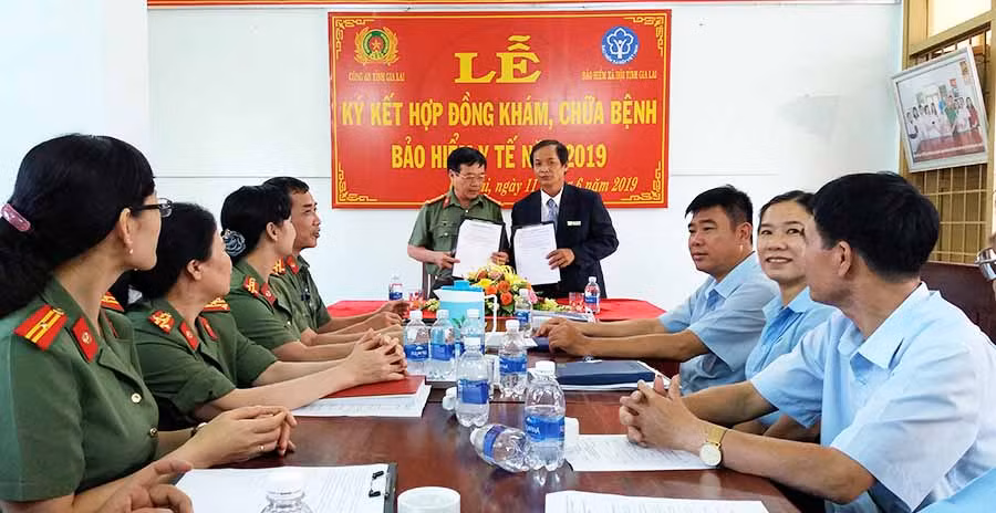 Đại diện hai đơn vị ký hợp đồng khám chữa bệnh BHYT. Ảnh: N.N