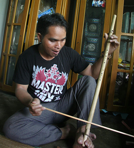 Nghệ nhân ưu tú A Huynh với cây đàn K'ni. Ảnh: TN Nghệ nhân ưu tú A Huynh với cây đàn K'ni. Ảnh: TN