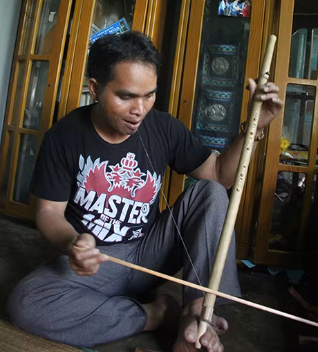  Nghệ nhân ưu tú A Huynh với cây đàn K'ni. Ảnh: TN