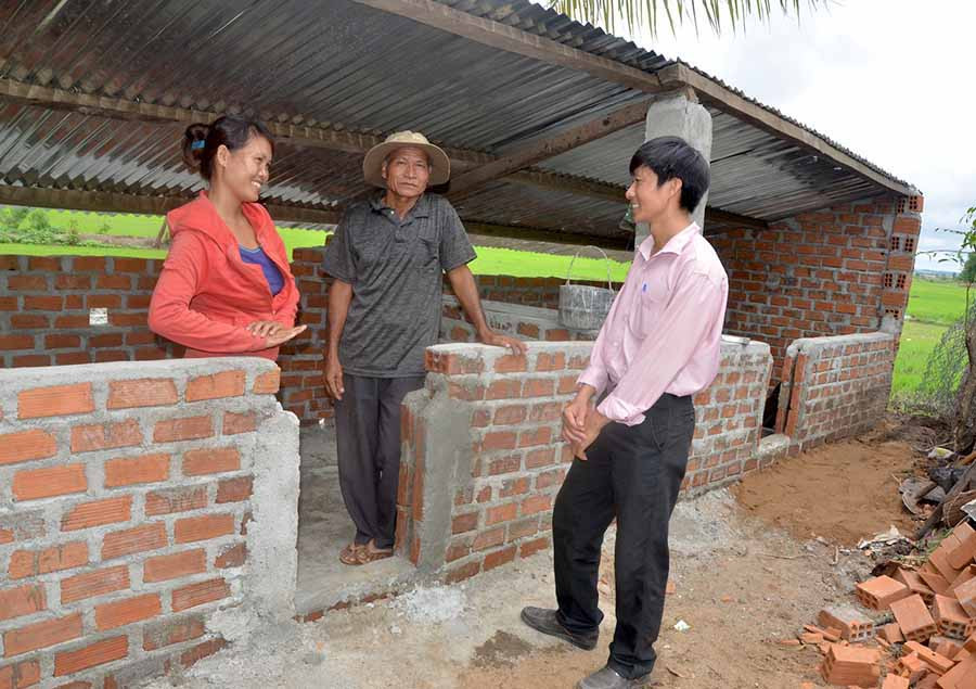 Cán bộ xã Ia Yeng kiểm tra việc di dời chuồng trại chăn nuôi của gia đình chị Siu H'Nhang ở thôn Kte Lớn A. 