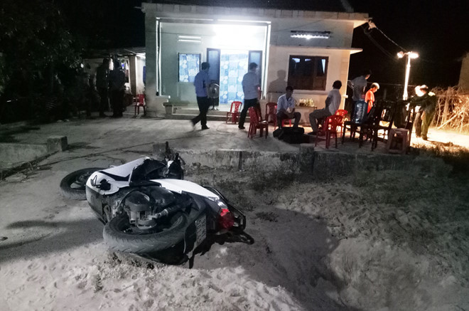 Bị thua thế, các đối tượng bị 3 cha con ông Văn rượt đuổi phải bỏ lại chiếc xe máy hiệu SH bị hư hỏng phần đầu Bị thua thế, các đối tượng bị 3 cha con ông Văn rượt đuổi phải bỏ lại chiếc xe máy hiệu SH bị hư hỏng phần đầu