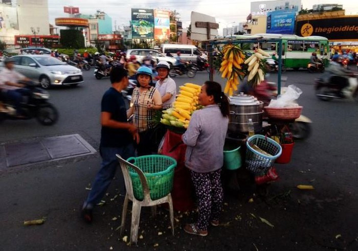 Chị Hà không khi nào ngơi tay. Người thì mua 1 trái, người mua 5 - 7 trái 