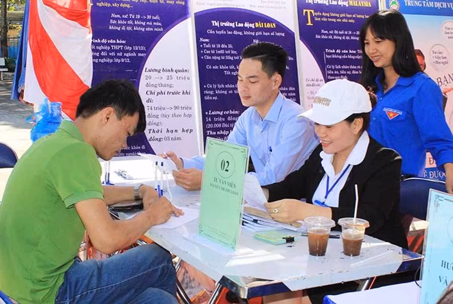  Thanh niên tìm kiếm việc làm tại Ngày hội giới thiệu làm do Tỉnh Đoàn tổ chức. Ảnh: P.L