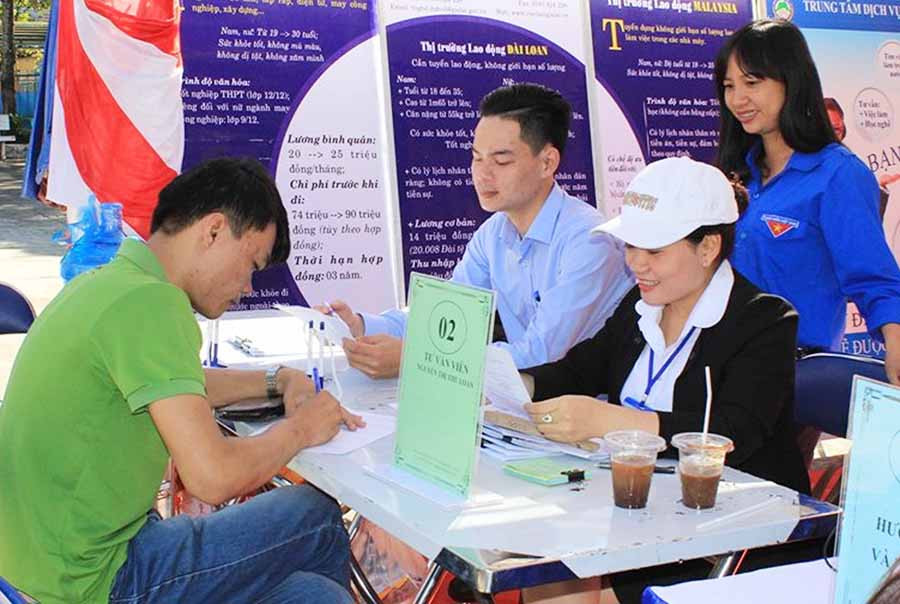 Thanh niên tìm kiếm việc làm tại Ngày hội giới thiệu làm do Tỉnh Đoàn tổ chức. Ảnh: P.L