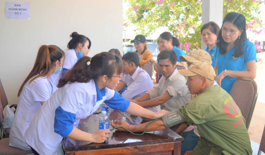 Khám bệnh cho công nhân nghèo. Ảnh: Đinh Yến