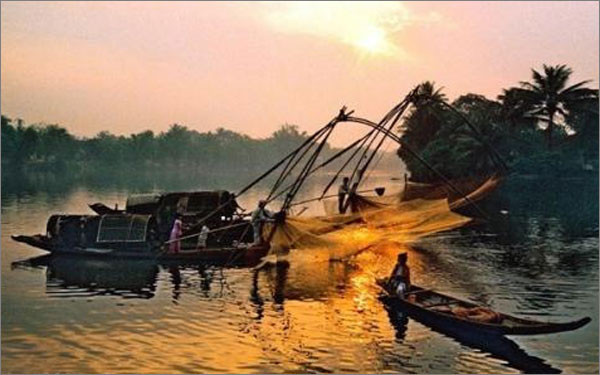 Dòng Hương Giang thơ mộng ôm trọn thôn Vĩ Dạ. Dòng Hương Giang thơ mộng ôm trọn thôn Vĩ Dạ.