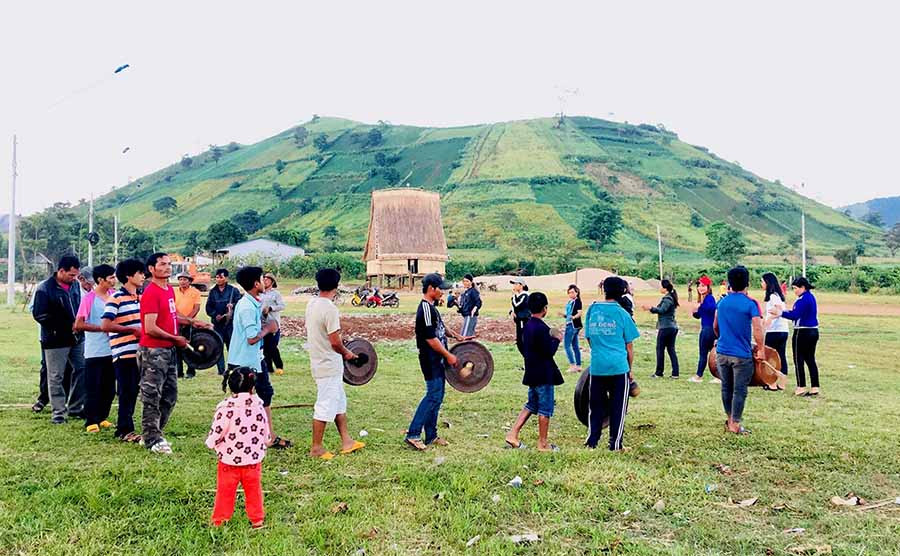  Đội cồng chiêng và múa xoang làng Ia Gri trong một buổi tập luyện. Ảnh: L.H