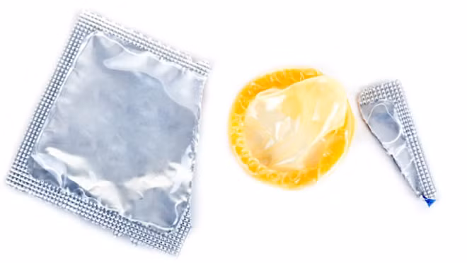 Nên kiểm tra vỏ gói và hạn sử dụng bao cao su trước khi quan hệ. 