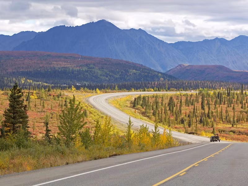 Đường cao tốc Denali, mở cửa vào năm 1957, là con đường đầu tiên cho phép đi vào Vườn Quốc gia Denali ở Alaska, Mỹ, hấp dẫn du khách bởi vẻ đẹp hoang sơ.