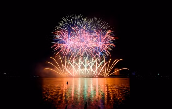 Màn trình diễn pháo hoa đầy màu sắc của đội Phần Lan. Ảnh: Trúc Hà