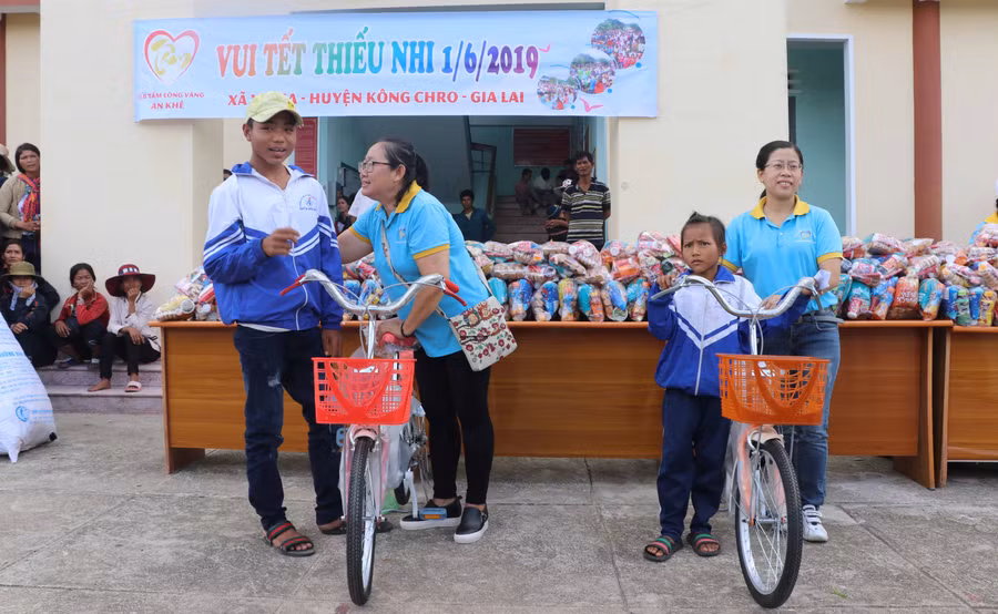 Câu lạc bộ Tấm Lòng Vàng An Khê tổ chức tặng quà, xe đạp cho trẻ em xã Ya Ma. Ảnh: Ngọc Minh
