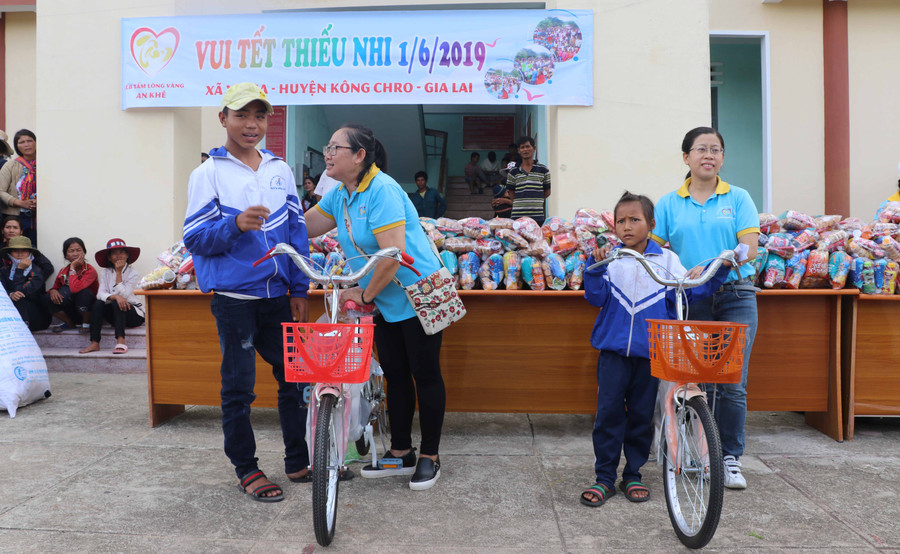 Câu lạc bộ Tấm Lòng Vàng An Khê tổ chức tặng quà, xe đạp cho trẻ em xã Ya Ma. Ảnh: Ngọc Minh
