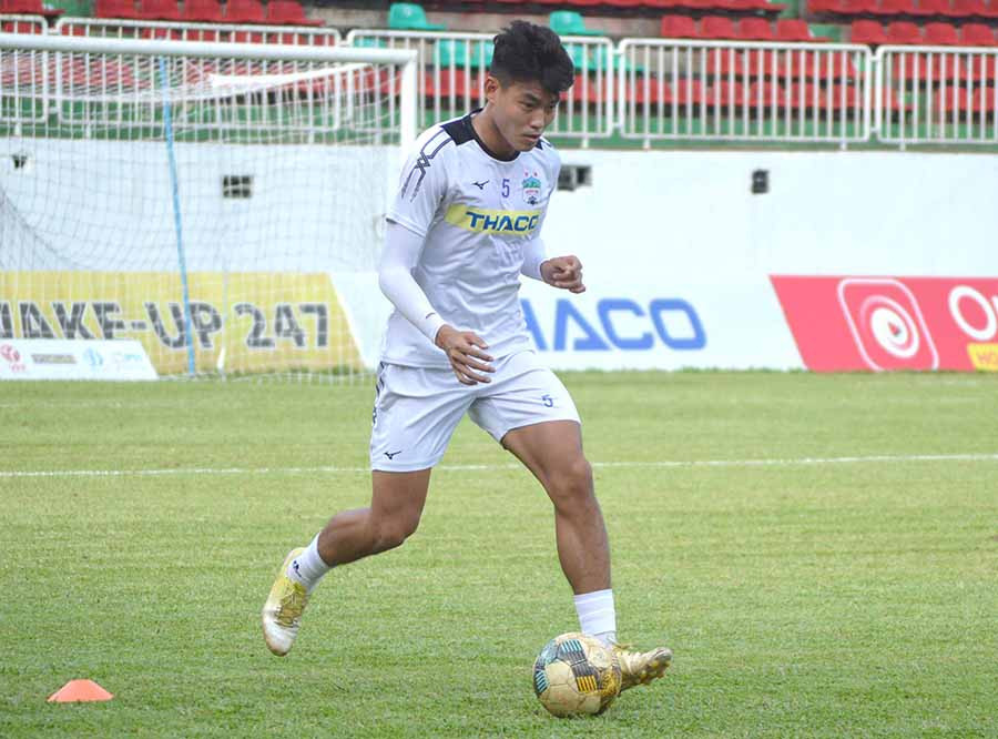 Trung vệ Phạm Hoàng Lâm của HA.GL tích cực tập luyện chuẩn bị cho trận đấu gặp Sông Lam Nghệ An vào cuối tuàn này. Ảnh: M.V