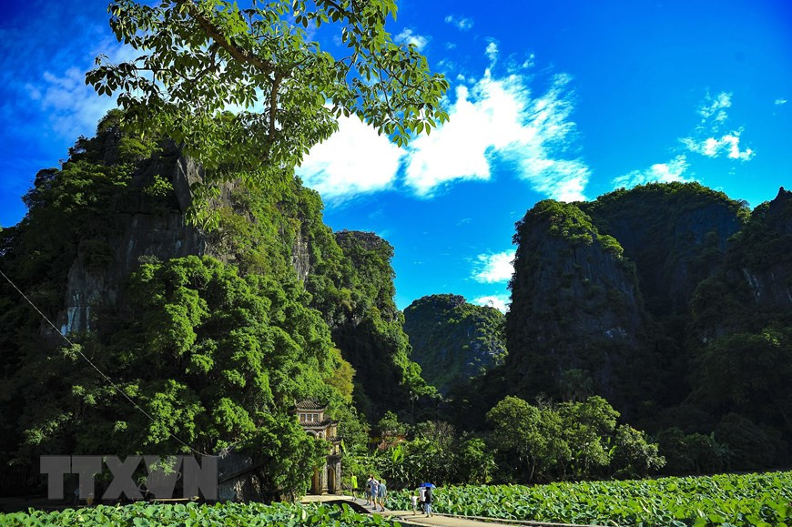  Dáng vẻ trang nghiêm, tĩnh lặng của ngôi chùa cổ ẩn hiện giữa màu xanh thẫm của những ngọn núi đá vôi hàng nghìn năm tuổi, dưới chân núi đầm sen uốn lượn tựa như những nét vẽ mềm mại tô điểm vào bức họa thiên nhiên hoang sơ, huyền bí, đầy cảm xúc.