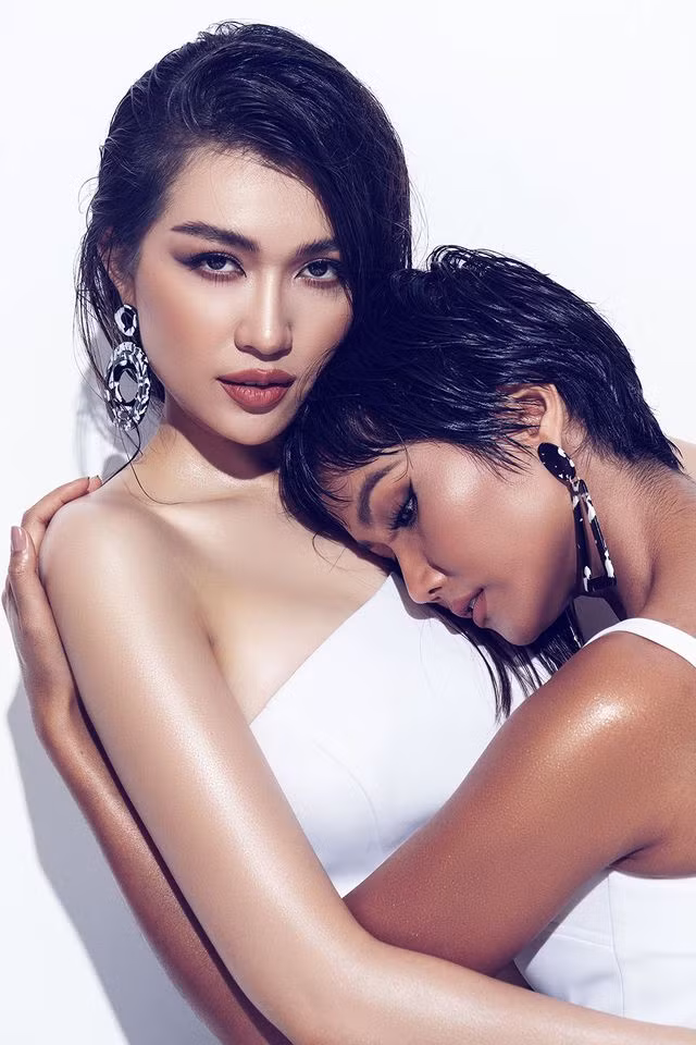 Tấm ảnh đầu tiên trong bộ ảnh chung được H'hen Niê tung trên trang cá nhân khiến dư luận xôn xao.