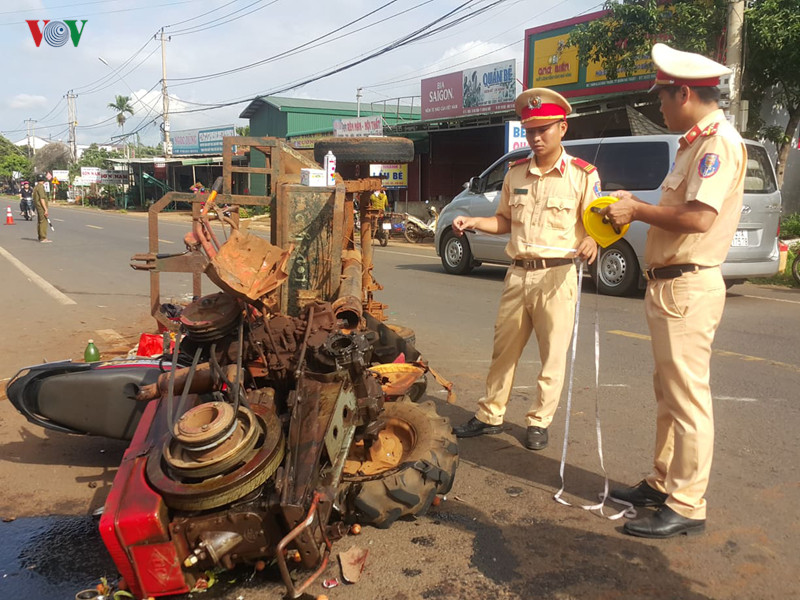  Phần đầu xe công nông đè lên xe máy. 