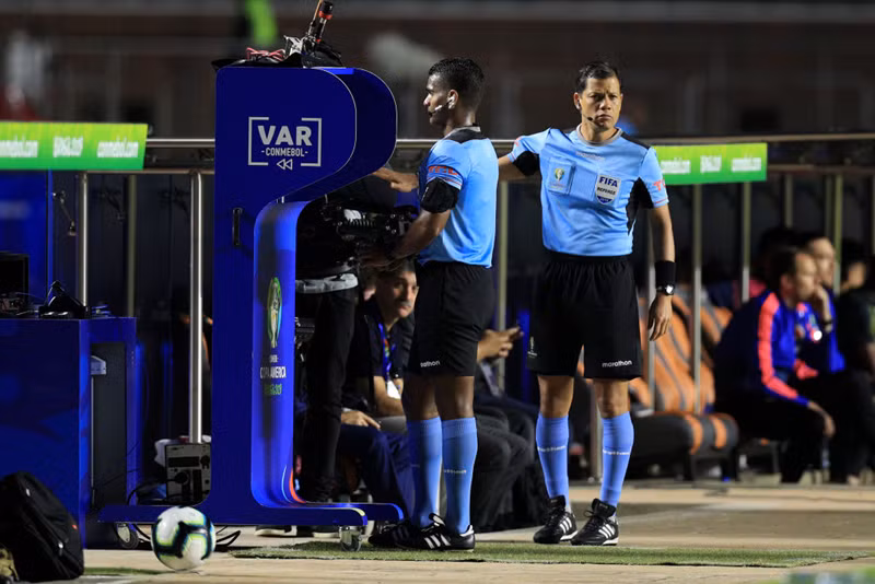 Cũng giống như từ đầu giải, các trọng tài thường xuyên dùng VAR để tham khảo trong các tình huống nhạy cảm. (Ảnh: Getty).