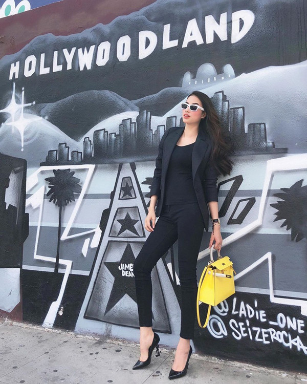 Phạm Hương chọn túi Hermes vàng khi diện nguyên 'cây đen' xuống phố. Mẫu áo blazer tôn dáng được người đẹp sử dụng cùng quần ôm và áo bó sát hình thể. Phạm Hương chọn túi Hermes vàng khi diện nguyên 'cây đen' xuống phố. Mẫu áo blazer tôn dáng được người đẹp sử dụng cùng quần ôm và áo bó sát hình thể.