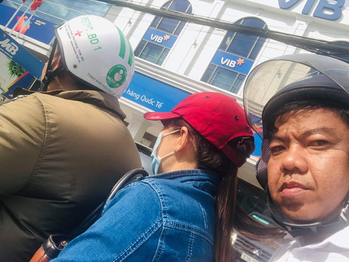 Nữ quái (mũ đỏ) bị các hiệp sĩ bắt giữ.