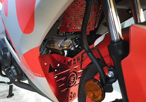 Phiên bản này được Yamaha bổ sung thêm tấm chắn bảo vệ động cơ, lọc gió Phiên bản này được Yamaha bổ sung thêm tấm chắn bảo vệ động cơ, lọc gió