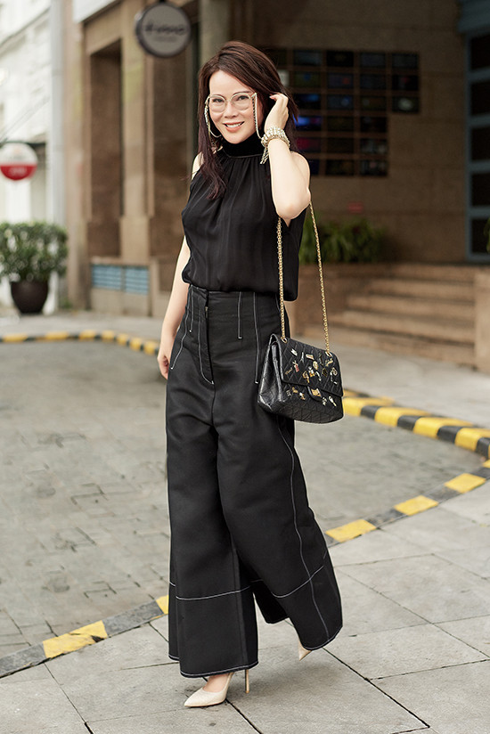  Áp dụng những nguyên tắc phối màu cơ bản, chị Hiền tự tin hình ảnh của mình luôn thu hút người đối diện. Đồng thời thể hiện được tính cách bản thân thông qua cách lựa chọn thời trang mạnh mẽ mà vẫn nữ tính, sang trọng nhưng vẫn trẻ trung.