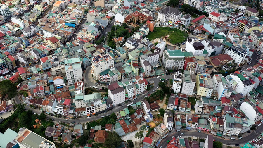 Nhìn từ trên cao, quang cảnh nơi từng là địa danh nghỉ dưỡng nổi tiếng được người Pháp khám phá và xây dựng nay không khác gì những đô thị lớn như TP.HCM hay Hà Nội. Nhìn từ trên cao, quang cảnh nơi từng là địa danh nghỉ dưỡng nổi tiếng được người Pháp khám phá và xây dựng nay không khác gì những đô thị lớn như TP.HCM hay Hà Nội.