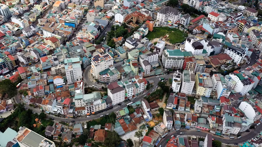 Nhìn từ trên cao, quang cảnh nơi từng là địa danh nghỉ dưỡng nổi tiếng được người Pháp khám phá và xây dựng nay không khác gì những đô thị lớn như TP.HCM hay Hà Nội.