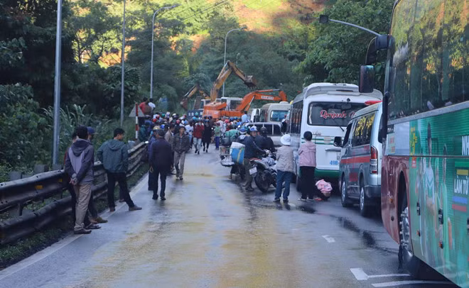  Hàng trăm phương tiện và người dân bị kẹt hai bên đầu sạt lở. Ảnh: Minh Lộc.