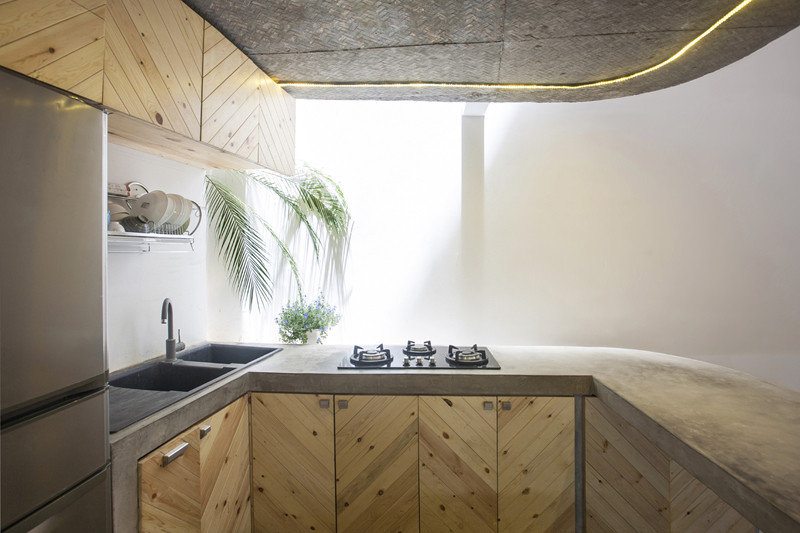 Với chỉ 40 m2, ngôi nhà luôn có cách đặc biệt để nhận ánh sáng. Với chỉ 40 m2, ngôi nhà luôn có cách đặc biệt để nhận ánh sáng.