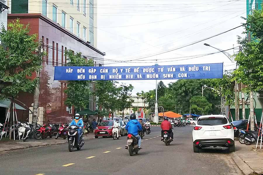  Công tác truyền thông được đẩy mạnh trong Tháng cao điểm dự phòng lây truyền HIV từ mẹ sang con. Ảnh: N.N