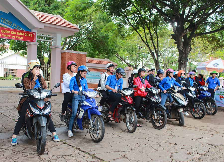 Các tình nguyện viên đưa thí sinh về phòng trò sau khi thi xong. Ảnh: Hồng Thi Các tình nguyện viên đưa thí sinh về phòng trò sau khi thi xong. Ảnh: Hồng Thi