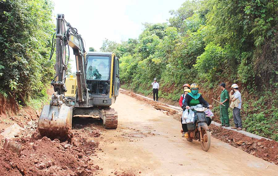  Đường 6C hư hỏng gây nhiều khó khăn cho người dân các xã Ia Dreng, Ia Hla trong việc đi lại. Ảnh: Q.T