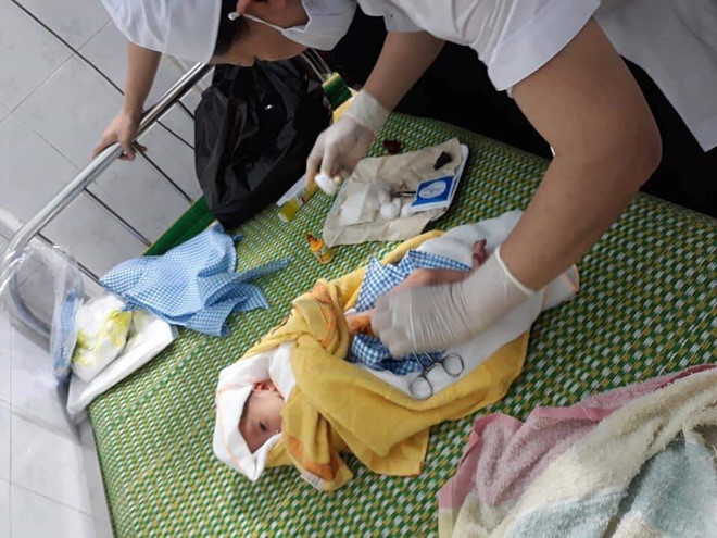 Bé trai sơ sinh bị bỏ rơi còn nguyên dây rốn được chăm sóc tại cơ sở y tế