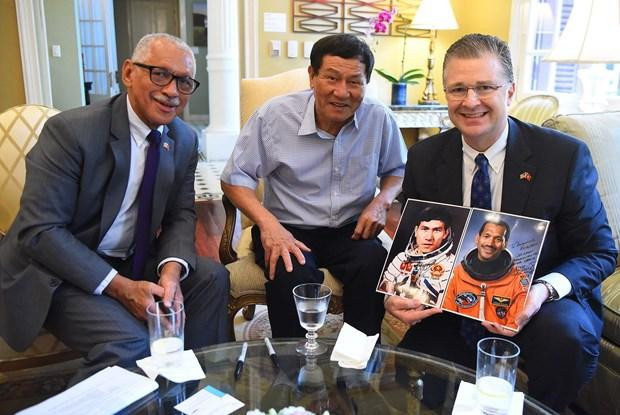 Thiếu tướng Charles Frank Bolden Jr. và nhà du hành vũ trụ Việt Nam, Trung tướng Phạm Tuân tặng ảnh chân dung của họ khi là nhà du hành vũ trụ cho Đại sứ Daniel Kritenbrink. (Ảnh: Đại sứ quán Mỹ tại Việt Nam) Thiếu tướng Charles Frank Bolden Jr. và nhà du hành vũ trụ Việt Nam, Trung tướng Phạm Tuân tặng ảnh chân dung của họ khi là nhà du hành vũ trụ cho Đại sứ Daniel Kritenbrink. (Ảnh: Đại sứ quán Mỹ tại Việt Nam)