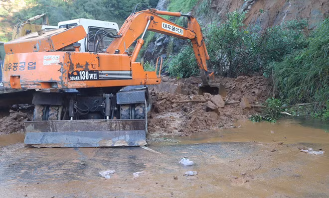 Máy múc được huy động đến hiện trường để giải phóng mặt bằng. Ảnh: Minh Lộc