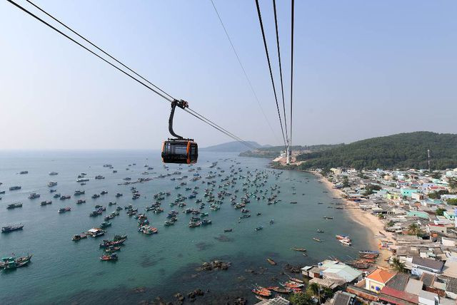  Giá vé đi cáp treo Hòn Thơm chỉ 150.000 đồng/người lớn, 100.000 đồng/trẻ em. Nếu bạn là người Kiên Giang thì giá vé chỉ còn là 100.000 đồng/người lớn và 70.000 đồng/trẻ em. Mức giá hấp dẫn chưa từng có này còn được áp dụng đến hết năm nay, để bạn thỏa sức vi vu trên cao, thu vào tầm mắt cả một đại dương mênh mông xanh biếc, với những hạm đội tàu thuyền nhảy múa trên sóng, những hòn đảo nhỏ bất ngờ mọc lên đâu đó, những triền rừng xanh thẳm thảng hoặc lộ ra một bãi tắm cát trắng như kem