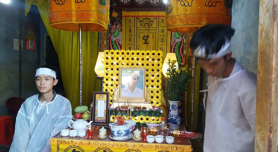 Hai đức con bên di ảnh của người mẹ. Ảnh: Hà Phương