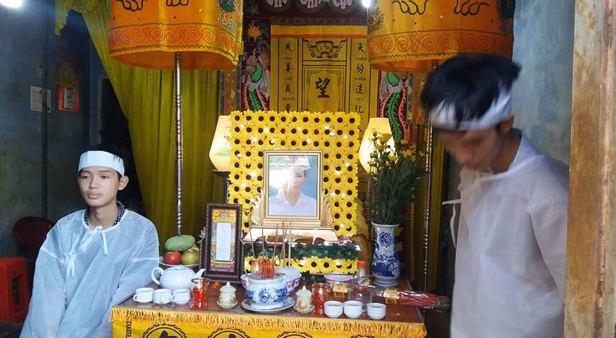 Hai đức con bên di ảnh của người mẹ. Ảnh: Hà Phương